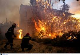 Μαίνεται ακόμα η φωτιά στην ευρύτερη περιοχή της λίμνης εύβοιας, με τις δυνάμεις της πυροσβεστικής να δίνουν τη δική τους μάχη με τις φλόγες. Fwtia Eyboia Kaigetai To Xwrio Makrymallh Kolash Hlikiwmenoi Klaine Kai Fwtografies Sok