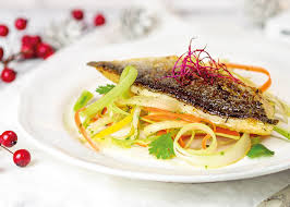 In poco tempo porterai in tavola un secondo di pesce leggero e appetitoso. Filetti Di Orata Croccanti Con Insalata Di Carote E Sedano Allo Zenzero Sapore Di Mare