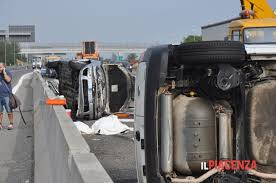 Grave incidente stradale sulla a1 all'altezza del casello di fiorenzuola, poco dopo le 18. Incidente In Autostrada A1 A Fiorenzuola