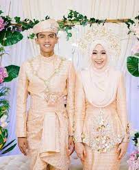 Bukan kajang sembarang kajang kajang melayang ditiup angin bukan bujang pengantin ibarat raja dan ratu, serasi sekali duduk bersanding. Songket Warna Peach Wedding Housestudio King Studio Facebook