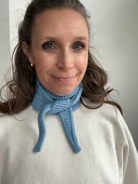 Kleiner Strick-Schal hellblau