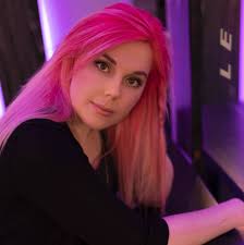 I'm going back to THIS! My hair appointment is in a month but I can't wait  to become colorful again !!!!! NO MORE ROOTS! Do you guys think I'm also  gonna lose