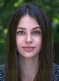 Kostenlose foto : Frau, Stirn, Nase, Wange, Haut, Lippe, Kinn, Lächeln,  Augenbraue, Pflanze, Wimper, People in nature, Blatt, Blitzfotografie,  Kiefer, Iris, Baum, Makeover, Gras, glücklich, schwarzes Haar, cool,  gestuftes Haar, lange Haare,