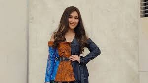 Ayu ting ting berkebaya hitam. Anne Avantie Merancang Baju Untuk Ayu Ting Ting Dan Beri Pesan Menyentuh Hati Herstory