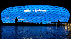 The allianz arena is a famous landmark in munich and the home of the football club fc bayern munich. Munchen Allianz Arena Leuchtete In Blau Der Grund Ist Verbluffend Stadt