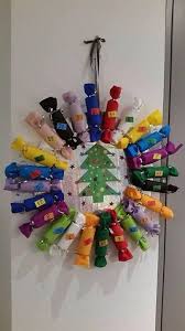 En fait le calendrier peut ainsi se réduire à son expression minimum et ne contenir que les message des énigmes à résoudre. Couronne Calendrier De L Avent En Rouleaux De Papier Toilette Calendrier De L Avent Calendrier De L Avent Maternelle Calendrier De L Avant