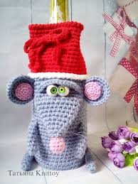 что можно связать крючком в подарок на новый год Master Klass Krys Na Shampanskoe Vyazanye Igrushki Ukrashennye Butylki Milye Igrushki Kryuchkom