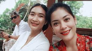 Yang makin bikin penasaran adalah tulisan caption lulu pada foto. Ulang Tahun Lulu Tobing Happy Salma Ucapkan Tambah Usia Ke Pemain Tersanjung Dengan Cara Ini Halaman All Tribunstyle Com