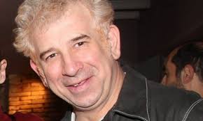 Νέο χτύπημα κατά του πέτρου φιλιππίδη από γνωστό ηθοποιό που έπαιζε μαζί του. Pws Oi Gynaikes Esthsan Ston Toixo Ton Filippidh Arxizei Dikastikh Ereyna Twn Kataggeliwn Enantion Toy Ta Nea