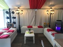 een ingerichte tent met loungebanken te huur bij van rijswijk verhuur in genderen tent inrichting decoratie feest b tent meubilair industrieel meubilair