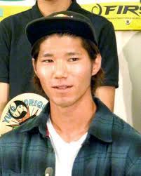瀬尻稜 （スケボー解説の人） 8歳で全日本アマチュア選手権優勝 9歳でプロ昇格 国内で3年以上無敗 国際大会で3連勝 オリンピックは興味ないので出なかった 56: Tofattbps98mwm