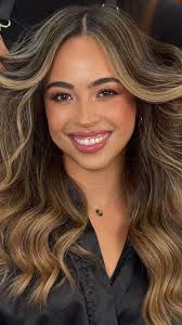 El tono perfecto para darle un bronceado natural a su piel😍 ¿Qué te  pareció ese resultado?✨ , Trabajamos con @wellahaircolombia , #Wella  #WellaHair #WellaEducation #Golden #Mixdetonos