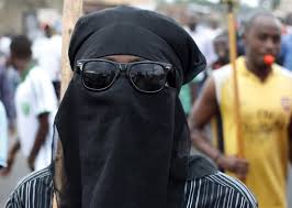 Startseite fäuleton polizistinnen mit burka, grüne mit visionen. Proteste In Burundi Mutzen Gegen Machthaber Burka Mutze Tute