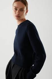 Minimal knits for sunny days. Cropped Knitted Top Navy Tops Cos
