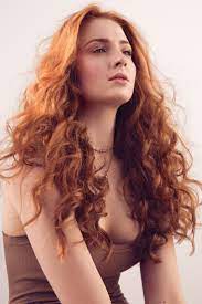 Sophie turner may have left sansa stark behind her for good—but she's not done making headlines for transforming her hair. Sophie Turner Rote Haare Kupfer Locken Wunderschon Lang Beautiful Redhead Red Hair Gorgeous Redhead