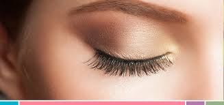 Para que este maquillaje marrón este completamente terminado recomendamos que delinee el ojo con un delineador negro. Paso A Paso Maquillaje En Tonos Dorados Ojos Sensibles