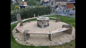 Was sie vor dem errichten des platzes, und entfachen des feuers wissen sollten lesen sie hier. Bau Einer Feuerstelle Mit Gartenbanken Youtube