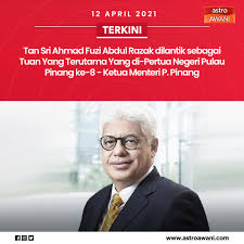 Bapa beliau ialah seorang pegawai daerah, jawatan yang dianggap tinggi dan dihormati pada zaman pemerintahan inggeris. Tan Sri Ahmad Fuzi Abdul Razak 3wir1olswopkom Abdul Razak Secretary General Of Wief Foundation Ushering H M Chaperone3a