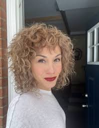 This mama is fierce 🔥in what ever look she decides to rock. Love that shes  versatile when it comes to her cuts and color✂️😍 . To book your new look  call (716) 399-0638 😊