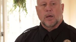 Fyrrverandi eiginkona samkynhneigðrar löggu HRINTI honum út úr skápnum