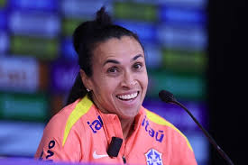 Do início em projeto social à convocação: lateral realiza sonho na Seleção  e ao lado de Marta