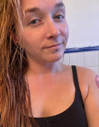 A woman wit no eye lashes no makeup But with natural beauty Bless us with a  pic...