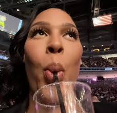 比拍片要赚得还多，坎贝奇加盟四川女篮，年薪加奖金高达100万美金-腾讯新闻