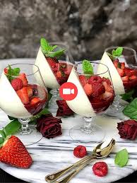 Panna Cotta A La Vanille Avec Framboises Et Fraises Zofias Kok Fabuloussweeteats Fabulou Food Yummy Food Food Platters