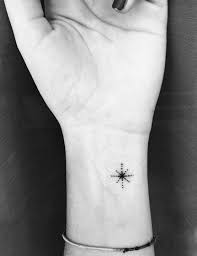 Small Wrist Tattoos With Powerful Meanings Kleine Tattoos Frauen Kleine Tattoos Tattoos Frauen
