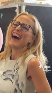 Tonight are the Golden Globes, so here's a look at Gillian's (best) Golden  Globe looks in the past years ✨ 1: Golden Globes 2024 2:Golden Globes 2021  (won an award for her