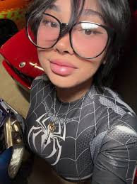 Buscando el disfraz de Suki de Fast and Furious