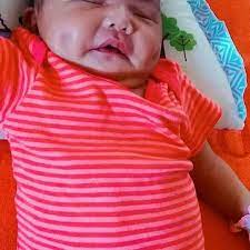 Bayi ini menggunakan topi dan kedua tangannya memegang topi yang menutupi matanya, yang terlihat dari ekspresi mukanya hanyalah pipinya dan. Baby Lesung Pipit Baby Baby Face Face