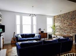 Mur De Briques Et Canape En Velours Bleu Nuit A Part Ca Decoration Salon Canape Bleu Canape Bleu Canape Velours Bleu