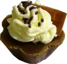 Un Savon Cupcake Ultra Gourmand Surmonte D Une Creme Chantilly Sur Laquelle On A Saupoudre Du Vermicelle Au Chocolat A Utiliser Dan Dessert Soap Desserts Food
