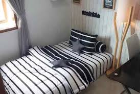 Di ruang yang relatif kecil, desain kamar tidur sederhana ini menonjolkan fokus pada dekorasi dinding kamar yang meriah. Bosen Yang Gitu Gitu Aja Cek 10 Inspirasi Desain Kamar Kost
