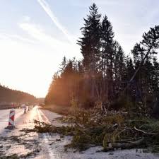 Dosahovala rychlosti až 196 kilometrů v . Boure Eunice Zasahla Evropu Plnou Silou Zene Se Na Cesko Cnn Prima News