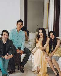 Jeremy thomas merupakan seorang aktor, model, sekaligus pembawa acara yang lahir pada 31 juli 1970 di pekanbaru. Sempat Beda Agama 10 Kemesraan Jeremy Thomas Istri Selama 25 Tahun