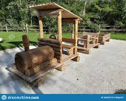 Aire de jeu enfant bois. Train En Bois Sur L Aire De Jeux Pour Enfants Structure Construite A La Main Dans Le Vert Des Montagnes Image Prise Dans Les Abru Image Stock Image Du Enfants Structure 160376715