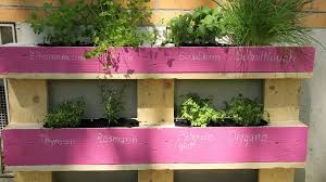 1001 ideen für regal selber bauen freshideen. Krauter In Palette Pflanzen Dieses Krauterbeet Passt Auf Jeden Balkon Bayern 1 Radio Br De