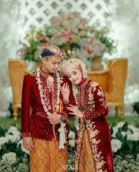 Selama ini, kebanyakan orang mungkin lebih memilih menyewa atau membuat gaun pernikahannya sendiri. 20 Ide Baju Nikah Adat Jawa Sunda Jm Jewelry And Accessories