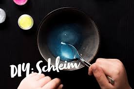 Mit wasser, speisestärke und lebensmittelfarbe. Diy Glitzer Schleim Selber Machen