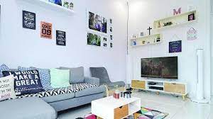 Serta padu padan wara kain sebagai penutup furnitur, warna kulit zebra serta oranye pada sofa membuat ruangan ini terlihat ceria. Tips Interior Menata Ruang Keluarga Sekaligus Ruang Tamu Di Lahan Mungil Pos Belitung
