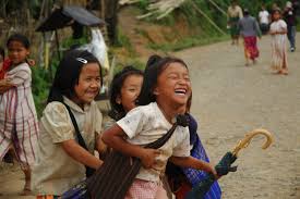 Karen Girls On Their Way Home From School In Umpiem Camp Thailand Unhcr D Lom June 2005 Warm Heart People Beautiful Soul