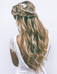 Coiffure mariage cheveux frisés en nuage si vous voulez porter des cheveux bouclés pour votre mariage, un volumineux petit pain bouclé est une bonne option. Coiffure Demoiselle D Honneur Cheveux Boucles 15 Coiffures De Demoiselle D Honneur Canon Pour Faire Sensation Elle
