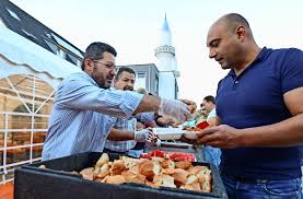 Der ramadan wäre für manche von uns ohne ein fest von gebratenen speisen und süßigkeiten zum iftar kein ramadan. Herrenberg Im Ramadan 12 000 Essen Verteilt Boblingen Stuttgarter Nachrichten