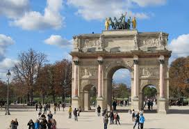 a smaller replica of the arc de triomphe arc du carrousel located at the entrance to the tuilleries gardens jardin de las tullerias francia paris