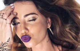 На левом боку под рукой тату в. Nadya Dorofeeva Poziruet V Stilnom Kupalnike Na Bali