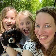 Julie Lakin's Instagram, Twitter & Facebook