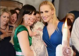 Η νάντια μπουλέ εντυπωσίασε με την κομψή της εμφάνιση στον όγδοο μήνα της εγκυμοσύνης της, έχοντας επιλέξει ένα μαύρο σατέν φόρεμα, το οποίο αναδείκνυε διακριτικά την φουσκωμένη της. Nantia Mpoyle Archives Babyradio Gr