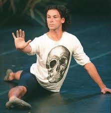 Il se fait connaître en 1976 en remportant la médaille d'or du concours international de ballet de varna en bulgarie. Ffbgnteonkbeqm